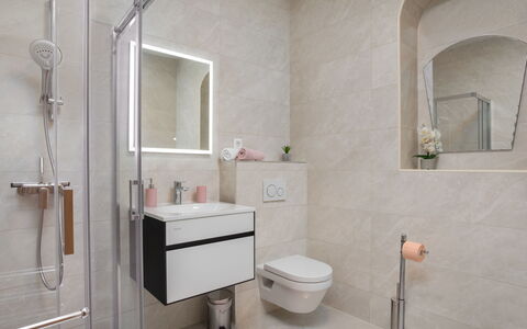 Villa Marina i: Miroir, Luminaire Plomberie, Propriété, Robinet, Évier, Lavabo, Salle De Bains, Design Intérieur, Sol