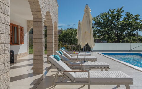 Villa Marina i: Jour, Ciel, Propriété, L'Eau, Bleu Azur, Ombre, Piscine, Mobilier De Jardin, Bâtiment, Bois