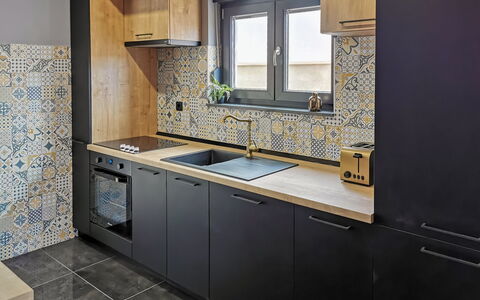 Prova 1: Comptoir, Cabinetry, Bâtiment, Cuisinière, Cuisine, Fenêtre, Évier, Appareil De Cuisine, Robinet, Bois