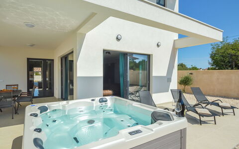 Prova 1: Meubles, Table, Fenêtre, Piscine, Bleu Azur, Bâtiment, Chaise, Éclairage, Ciel, Ombre