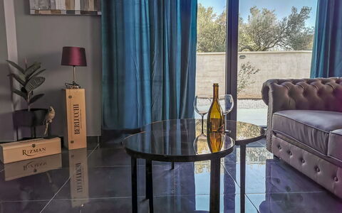 Prova 1: Table, Meubles, Propriété, Bâtiment, Fenêtre, Bleu, Bois, Design Intérieur, Rideau, Éclairage