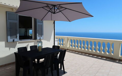 Ventimiglia 629: Propriété, Meubles, Parapluie, Immobilier, Bâtiment, Bleu Azur, Table, Océan, Pièce, Ombre