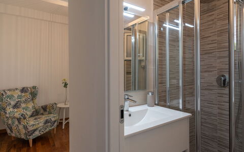 Ventimiglia 629: Salle De Bains, Pièce, Propriété, Design Intérieur, Architecture, Maison, Immobilier, Bâtiment, Tuile, Luminaire Plomberie
