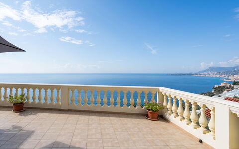 Ventimiglia 629: Propriété, Ciel, Balcon, Océan, Mer, Bleu Azur, Immobilier, Horizon, Maison, Bâtiment