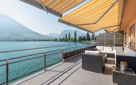 Seestern Direkt am See: Propriété, Bâtiment, Architecture, Immobilier, Maison, Ombre, Toit, Domicile, Appartement, Balcon