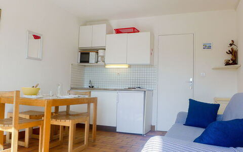Les Méridiennes: Meubles, Cabinetry, Propriété, Comptoir, Évier, Bois, Design Intérieur, Bâtiment, Sol, Sol