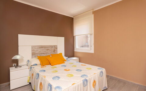 Alda: Chambre, Pièce, Lit, Meubles, Drap De Lit, Propriété, Literie, Cadre De Lit, Mur, Design Intérieur