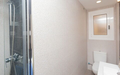 Alda: Salle De Bains, Propriété, Pièce, Mur, Tuile, Sol, Immobilier, Architecture, Maison, Design Intérieur