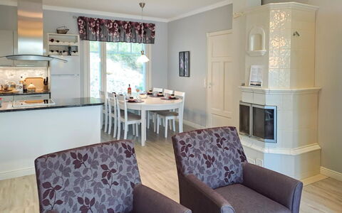 Villa Leinola 1: Balcon, Appartement, Ombre, Verre, Condominium, Balustrade, Porche, Daylighting, Plate-Forme, Mobilier De Jardin