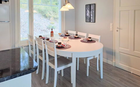 Villa Leinola 1: Balcon, Appartement, Ombre, Verre, Condominium, Balustrade, Porche, Daylighting, Plate-Forme, Mobilier De Jardin