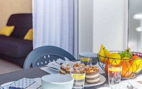 Résidence Ker Eden: Repas, Petit Déjeuner, Brunch, Jaune, Vaisselle, Porcelaine, Table, Pièce, Design Intérieur, Aliments