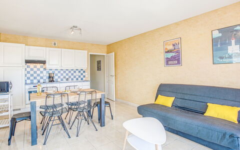 Résidence Ker Eden: Pièce, Propriété, Meubles, Bâtiment, Jaune, Design Intérieur, Immobilier, Table, Maison, Sol