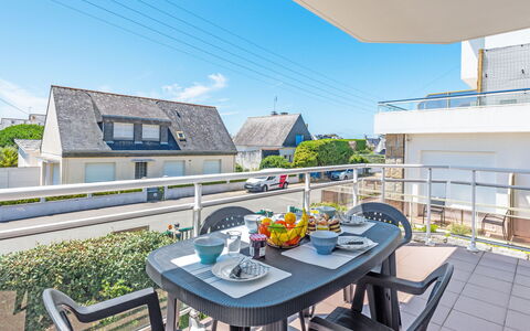 Résidence Ker Eden: Ciel, Table, Propriété, Meubles, Nuage, Bâtiment, Fenêtre, Pot De Fleur, Plante, Chaise