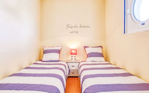 Résidence Ker Eden: Chambre, Pièce, Lit, Meubles, Drap De Lit, Propriété, Literie, Design Intérieur, Rose, Violet