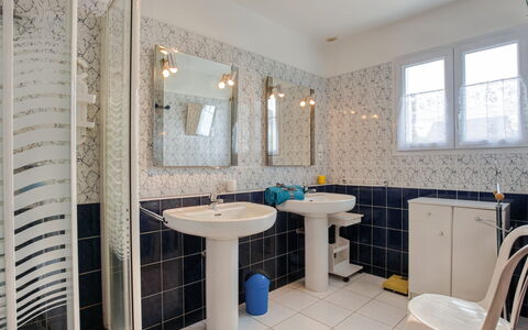 Ty Jeanne: Propriété, Pièce, Salle De Bains, Design Intérieur, Tuile, Bâtiment, Meubles, Maison, Immobilier, Sol