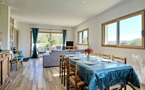 Le Guernevez: Table, Meubles, Propriété, Plante, Fenêtre, Bleu Azur, Chaise, Bois, Plante D'Appartement, Design Intérieur