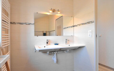 Le Guernevez: Miroir, Robinet, Propriété, Luminaire Plomberie, Évier, Lavabo, Salle De Bains, Bois, Design Intérieur