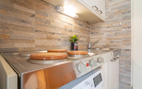 Lou Cantalou: Marron, Comptoir, Propriété, Robinet, Cabinetry, Bâtiment, Meubles, Luminaire Plomberie, Cuisine, Bois