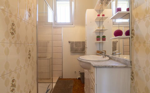 Mas de la Gourmette: Évier, Luminaire Plomberie, Miroir, Lavabo, Robinet, Salle De Bains, Violet, Design Intérieur, Fenêtre, Sol
