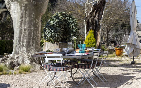 Mas de la Gourmette: Plante, Table, Jour, Meubles, Arbre, Tableau De Plein Air, Chaise, Bâtiment, Mobilier De Jardin, Fenêtre