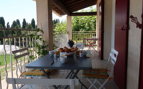 Mas de la Gourmette: Propriété, Bâtiment, Pièce, Maison, Meubles, Table, Patio, Porche, Balcon, Design Intérieur