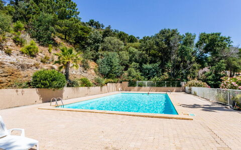 Le Paradou: Plante, L'Eau, Ciel, Propriété, Piscine, Arbre, Bleu Azur, Chaise, Ombre, Bâtiment
