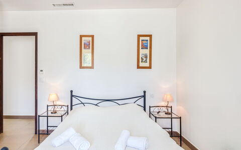 Villa Belios: Propriété, Cadre, Bâtiment, Confort, Bois, Ombre, Design Intérieur, Sol, Sol, Mur