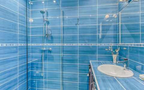 Villa Belios: Luminaire Plomberie, Robinet, Salle De Bains, Bleu, Bleu Azur, Tete De Douche, Douche, Évier, Plomberie, Ligne