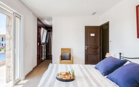 Villa Belios: Meubles, Propriété, Table, Confort, Bois, Design Intérieur, Sol, Sol, Bâtiment