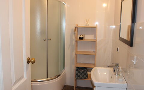 Dom Przy Cisowym Jarze: Baignoire, Robinet, Luminaire Plomberie, Propriété, Salle De Bains, Armoire De Toilette, Lavabo, Bois, Douche, Miroir
