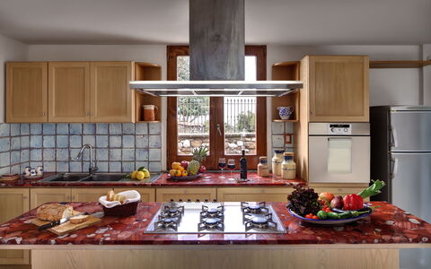 Stony Villa Volcano View: Aliments, Cabinetry, Propriété, Comptoir, Cuisine, Bois, Vaisselle, Design Intérieur, Cuisinière, Architecture