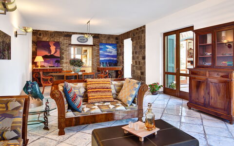 Stony Villa Volcano View: Cadre, Meubles, Propriété, Table, Canapé, Bleu Azur, Design Intérieur, Éclairage, Bois, Salon