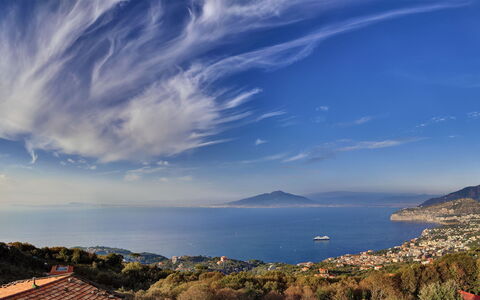Stony Villa Volcano View: Nuage, Ciel, L'Eau, Ressources En Eau, Atmosphère, Bleu Azur, Plante, Paysage Naturel, Montagnes, Lumière Du Soleil