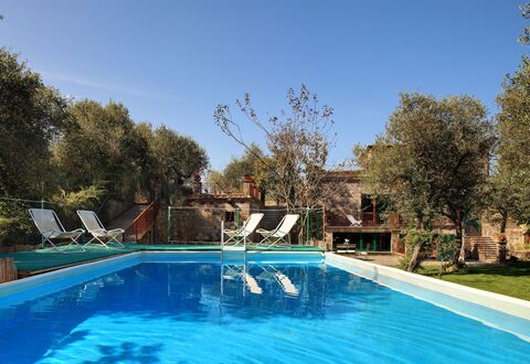 Stony Villa Volcano View: L'Eau, Plante, Ciel, Propriété, Bâtiment, Piscine, Bleu Azur, Paysage Naturel, Arbre, Herbe