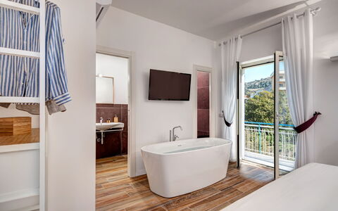 Sorrento Golden Apartment: Propriété, Baignoire, Luminaire Plomberie, Bâtiment, Bleu Azur, Bois, Robinet, Fenêtre, Salle De Bains