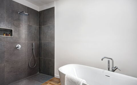 Luxury Blues Apartment: Baignoire, Luminaire Plomberie, Salle De Bains, Bâtiment, Douche, Tete De Douche, Design Intérieur, Sol