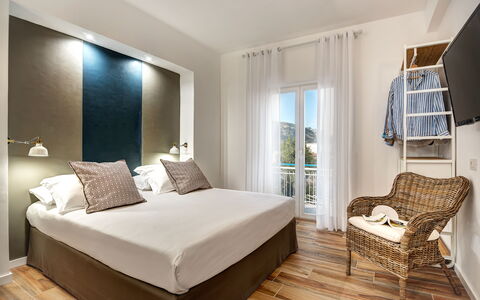 Luxury Blues Apartment: Meubles, Propriété, Bois, Éclairage, Confort, Design Intérieur, Sol, Sol, Ombre