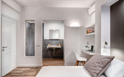 Luxury Blues Apartment: Meubles, Propriété, Bâtiment, Porte, Cadre, Blanc, Table, Miroir, Confort, Design Intérieur
