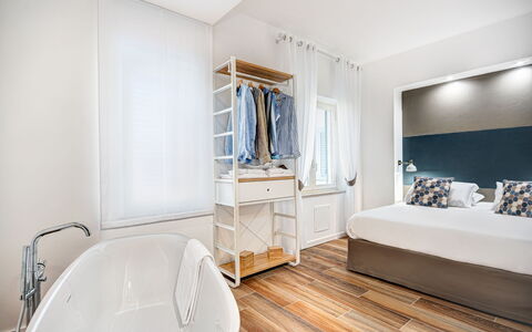 Luxury Blues Apartment: Baignoire, Bâtiment, Confort, Bois, Sol, Cadre De Lit, Sol, Porte, Cabinetry