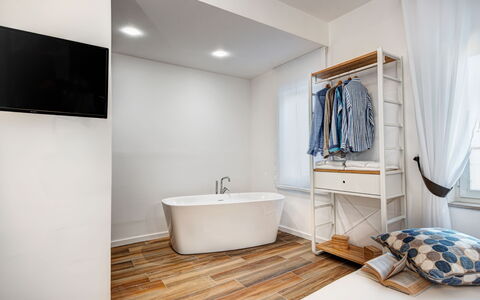 Luxury Blues Apartment: Baignoire, Bâtiment, Luminaire Plomberie, Produit, Fenêtre, Bois, Cabinetry, Rideau, Design Intérieur