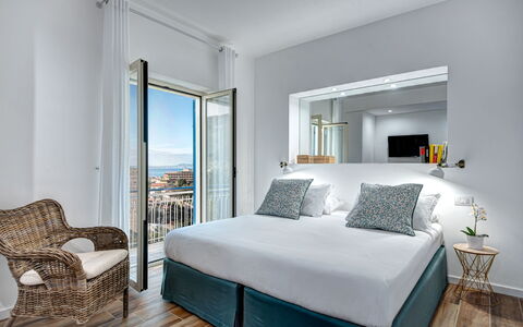 Luxury Blues Apartment: Meubles, Propriété, Confort, Bâtiment, Bleu Azur, Bois, Fenêtre, Architecture, Design Intérieur