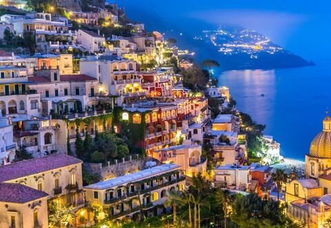 Luxury Blues Apartment: L'Eau, Bâtiment, Propriété, Ciel, Bleu, Lumière, Bleu Azur, La Nature, Maison, Montagne