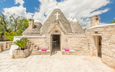 Trullo Del Pioppo Gigante: Nuage, Ciel, Plante, Bâtiment, Maison, Pot De Fleur, Zone Rurale, Paysage, Façade, Arbre