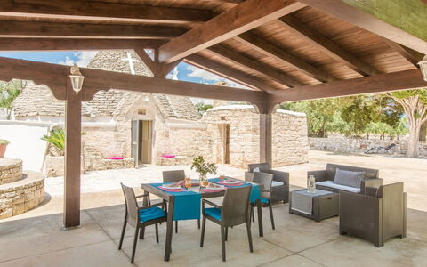 Trullo Del Pioppo Gigante: Table, Meubles, Plante, Propriété, Bois, Chaise, Ombre, Design Intérieur, Mobilier De Jardin, Tableau De Plein Air