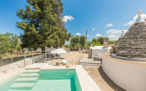 Trullo Del Pioppo Gigante: Ciel, Nuage, Propriété, Bleu Azur, Plante, Piscine, Bâtiment, Arbre, Lot Terre, Ombre