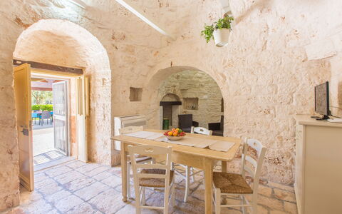 Trullo Del Pioppo Gigante: Table, Meubles, Bois, Architecture, Design Intérieur, Brique, Sol, Sol, Bâtiment, Immobilier