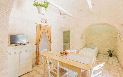 Trullo Del Pioppo Gigante: Meubles, Propriété, Table, Cabinetry, Bâtiment, Bois, Chaise, Plante, Design Intérieur, Plante D'Appartement