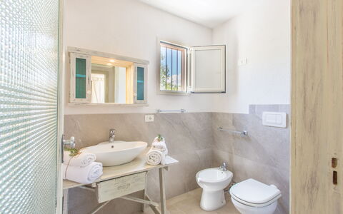 Trullo Del Pioppo Gigante: Miroir, Luminaire Plomberie, Robinet, Évier, Lavabo, Propriété, Salle De Bains, Violet, Siège De Toilette, Design Intérieur