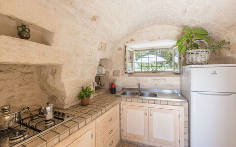 Trullo Del Pioppo Gigante: Cabinetry, Comptoir, Bâtiment, Propriété, Evier, Évier, Robinet, Cuisine, Fenêtre, Bois