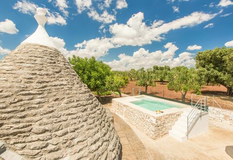 Trullo Del Pioppo Gigante: Nuage, Ciel, À Déchaumer, Plante, Arbre, Maison, Paysage, Piscine, Herbe, Paysage Naturel